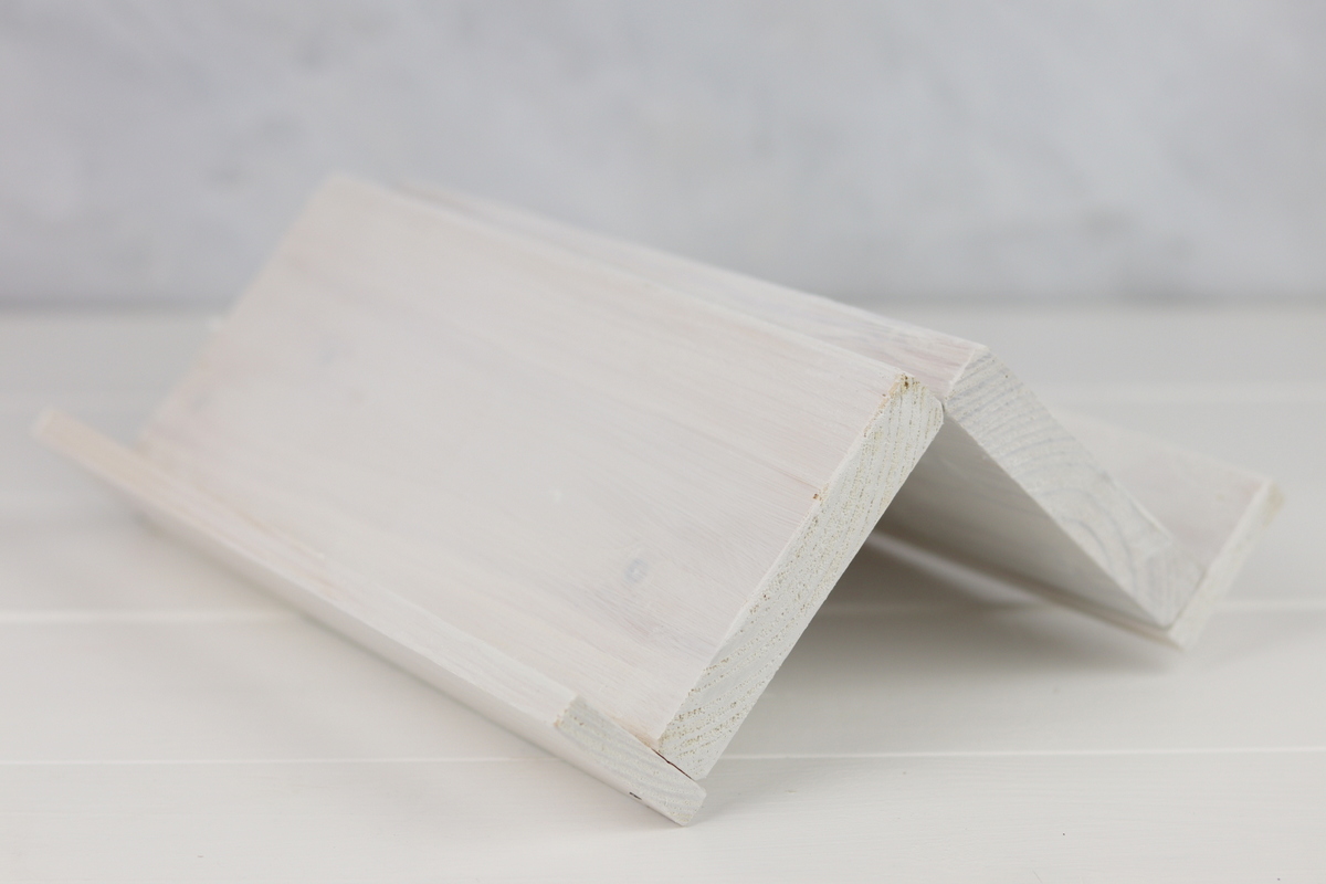 DIY selbstgebautes Vogelhaus mit bepflanzten Dach