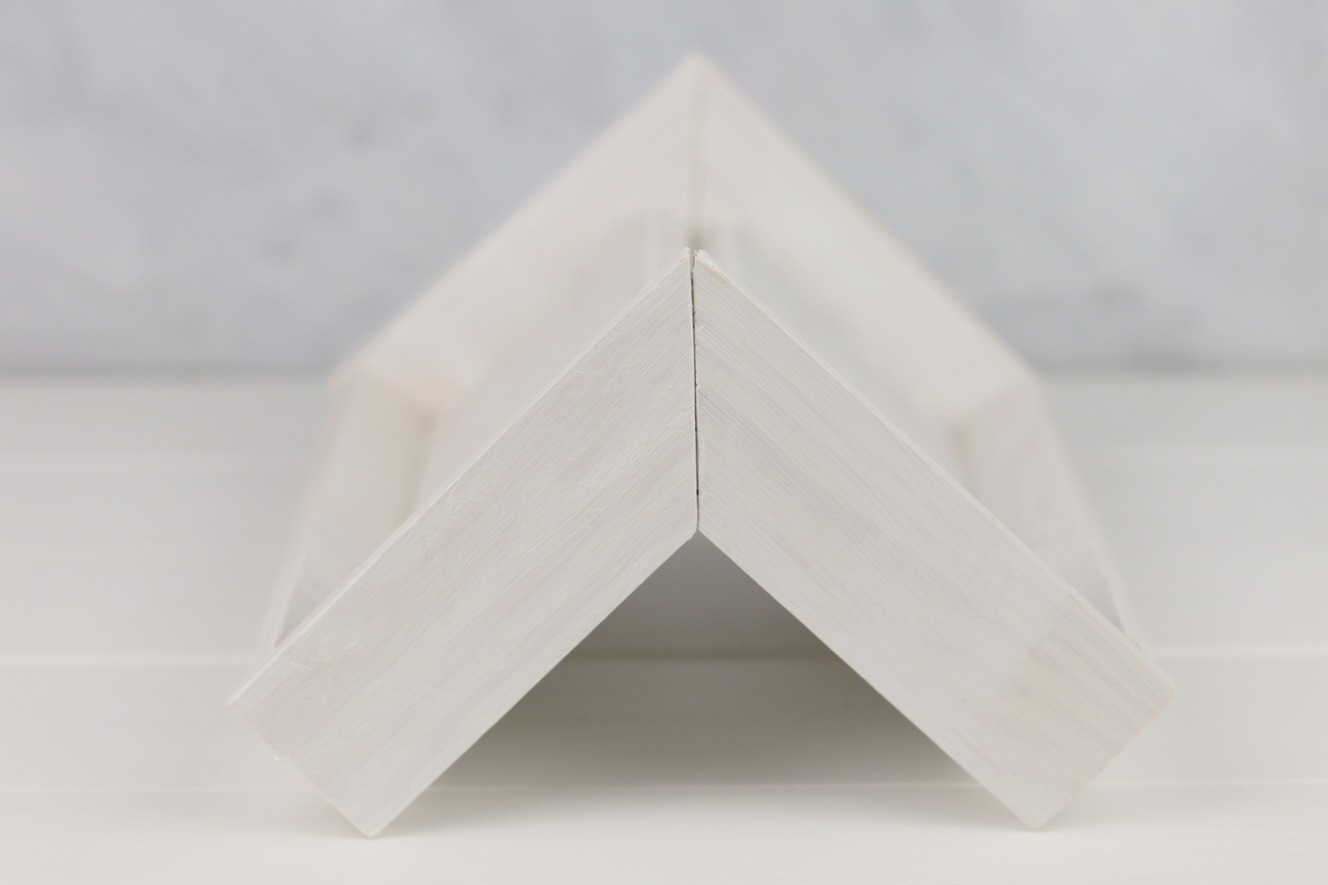 DIY selbstgebautes Vogelhaus mit bepflanzten Dach