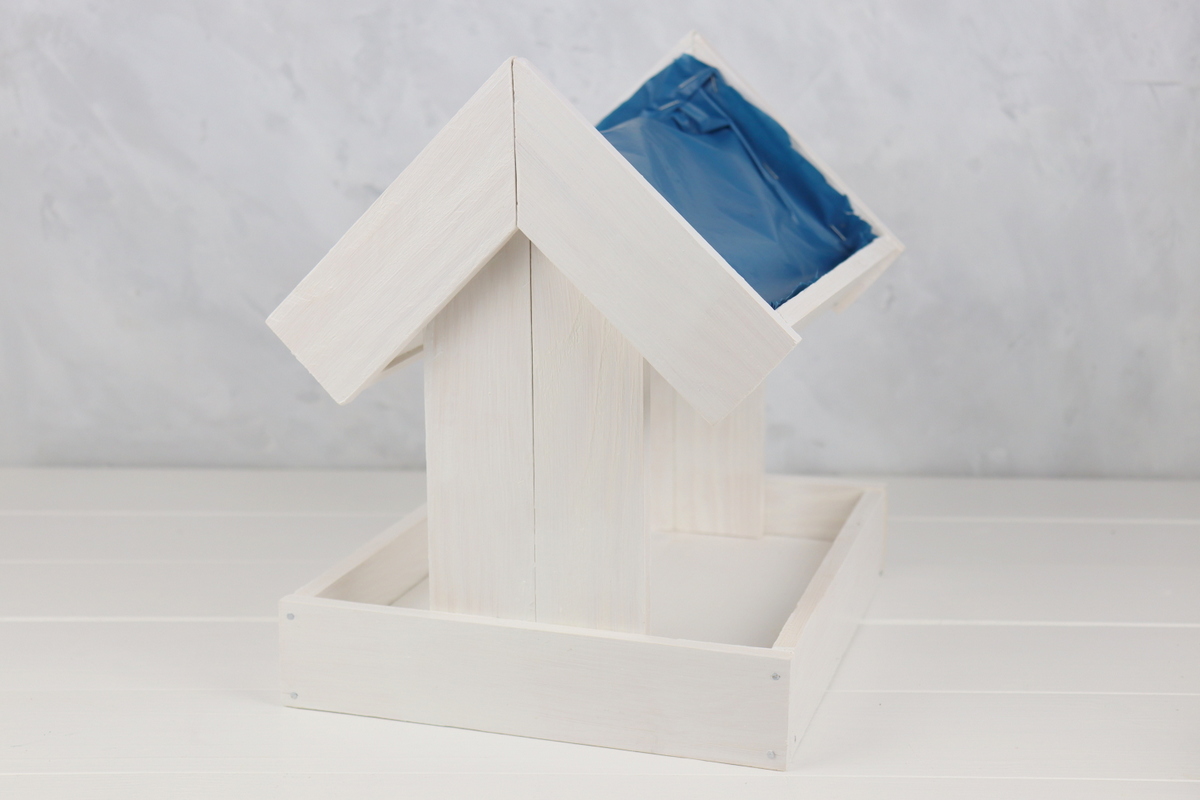 DIY selbstgebautes Vogelhaus mit bepflanzten Dach