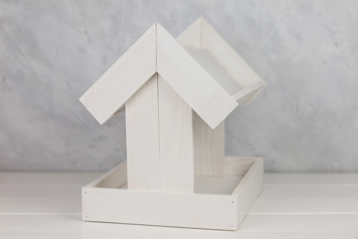 DIY selbstgebautes Vogelhaus mit bepflanzten Dach