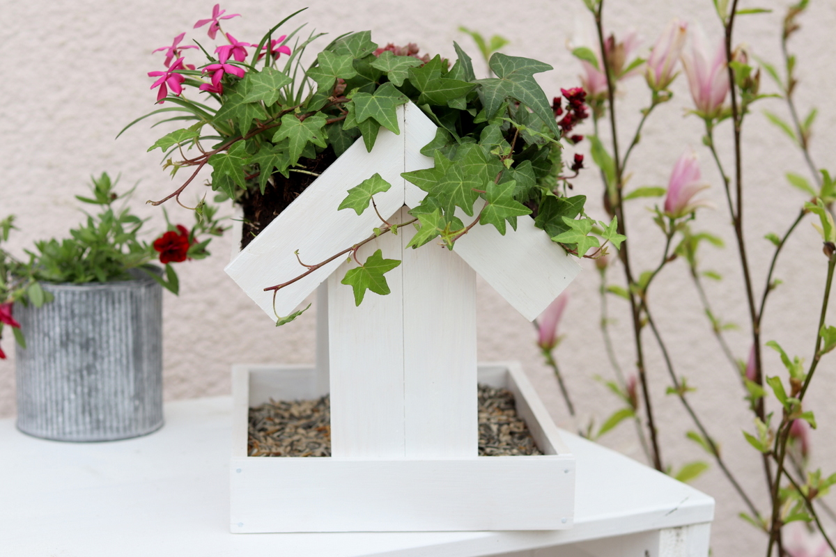 DIY selbstgebautes Vogelhaus mit bepflanzten Dach
