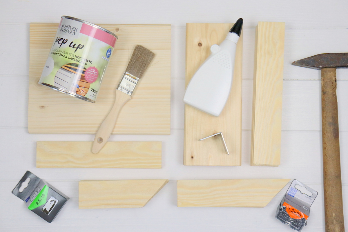 DIY selbstgebautes Vogelhaus mit bepflanzten Dach