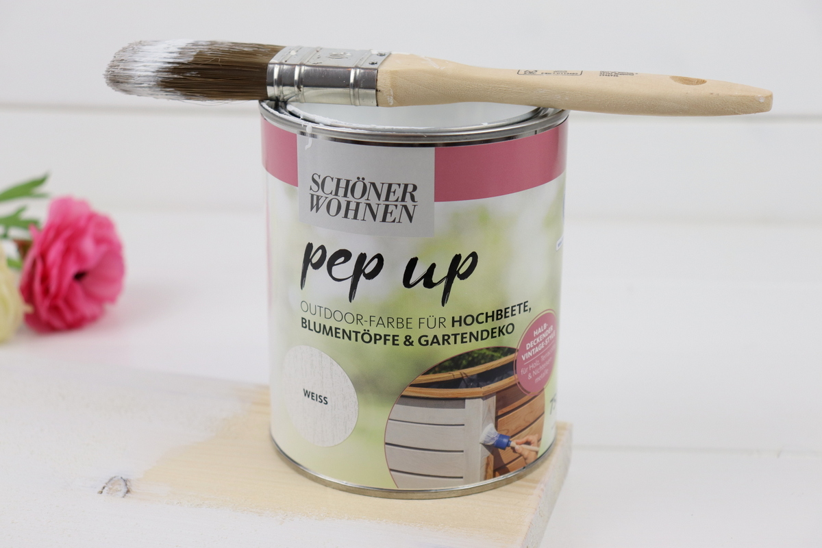 DIY selbstgebautes Vogelhaus mit bepflanzten Dach