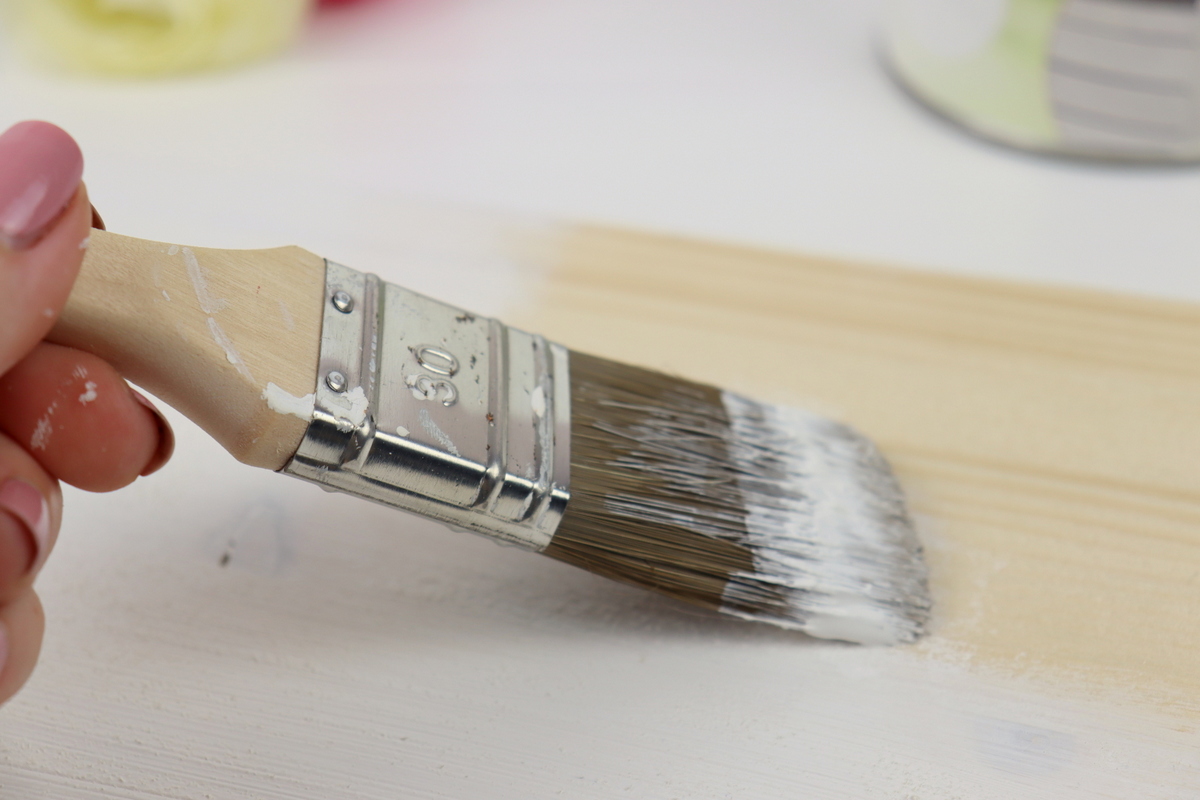 DIY selbstgebautes Vogelhaus mit bepflanzten Dach