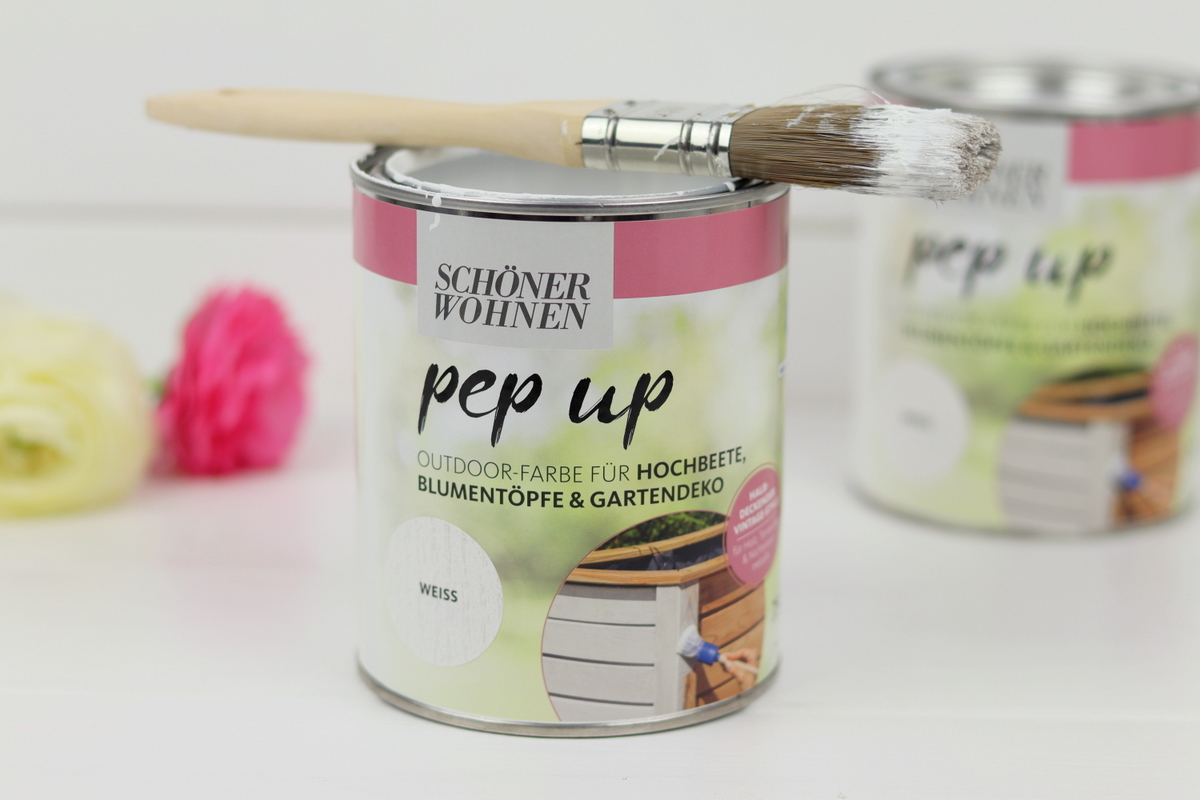 DIY selbstgebautes Vogelhaus mit bepflanzten Dach