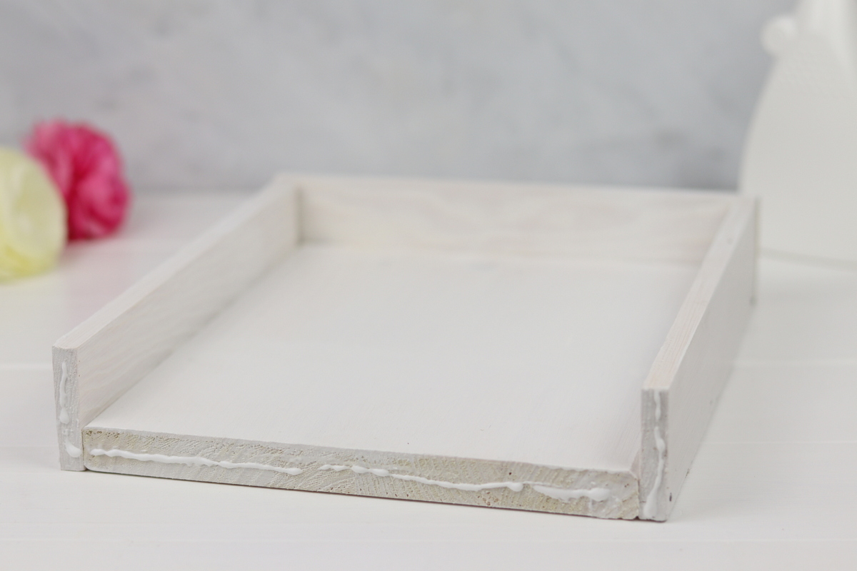 DIY selbstgebautes Vogelhaus mit bepflanzten Dach