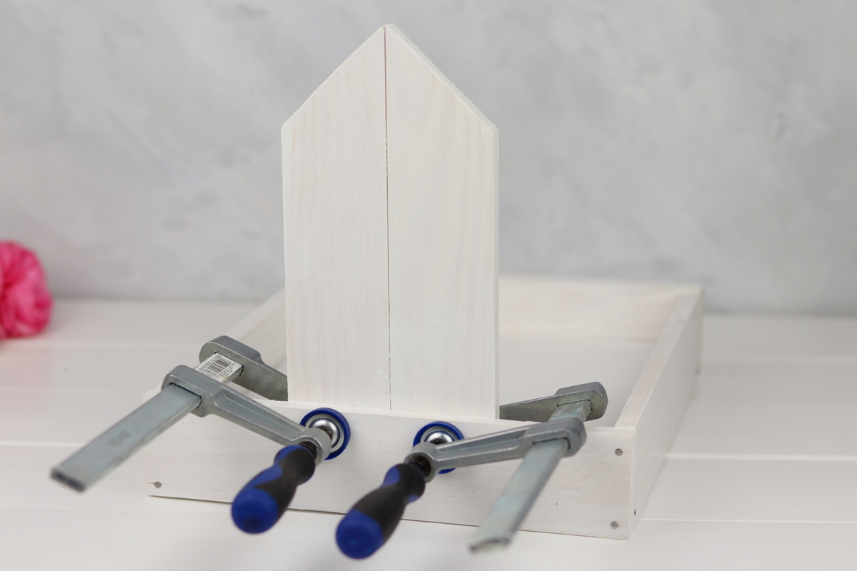 DIY selbstgebautes Vogelhaus mit bepflanzten Dach