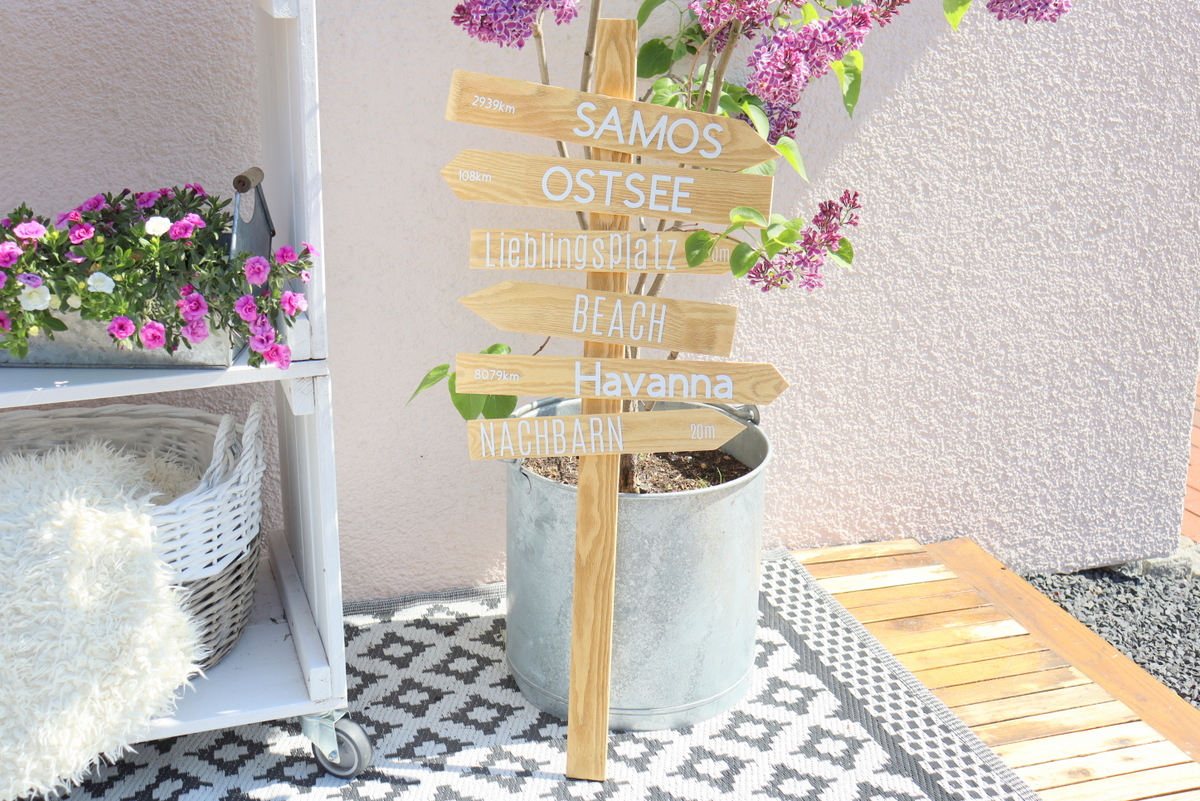 selbstgebauter Wegweiser aus Holz (Schild) für den Garten - DIY