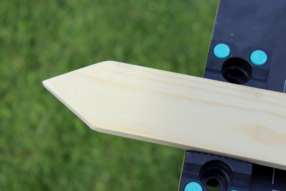 selbstgebauter Wegweiser aus Holz (Schild) für den Garten - DIY