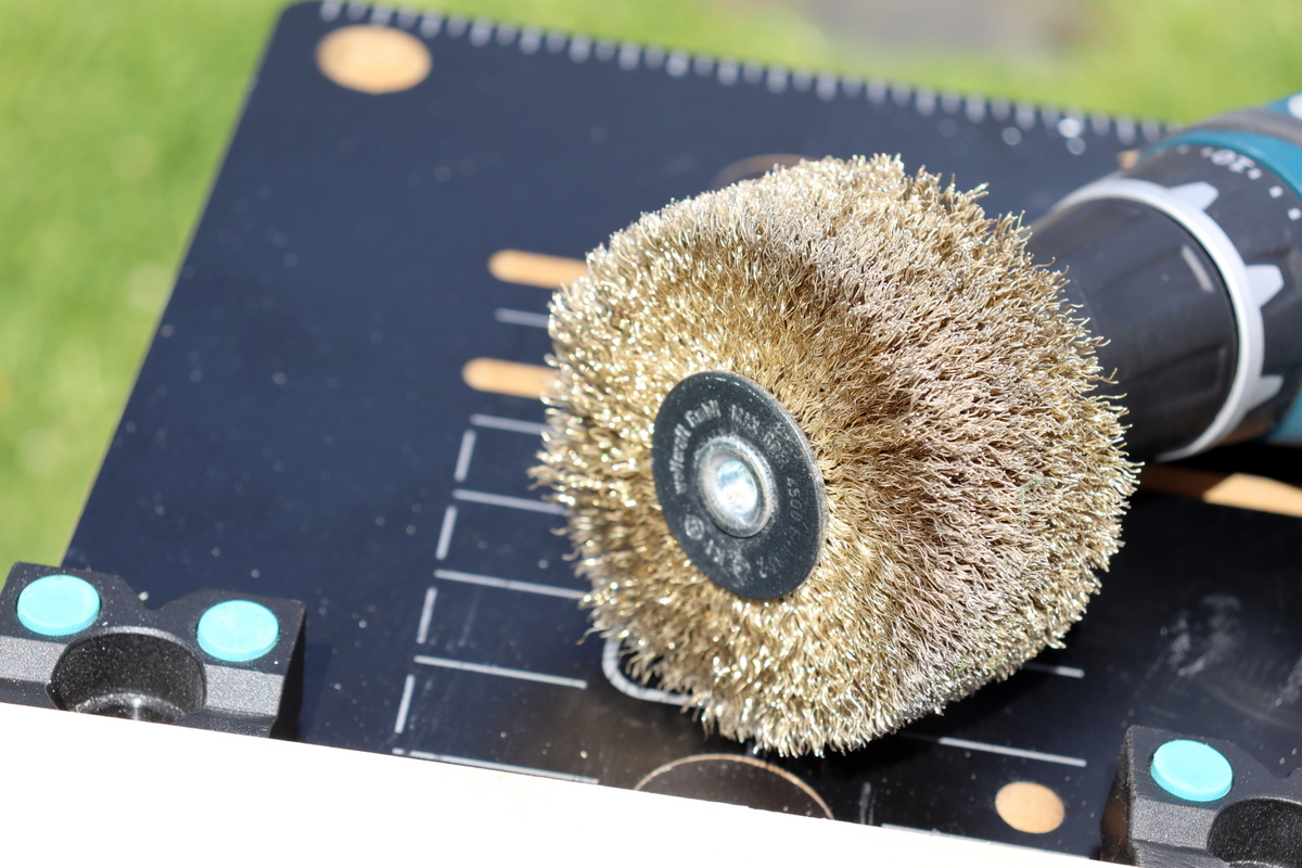 selbstgebauter Wegweiser aus Holz (Schild) für den Garten - DIY