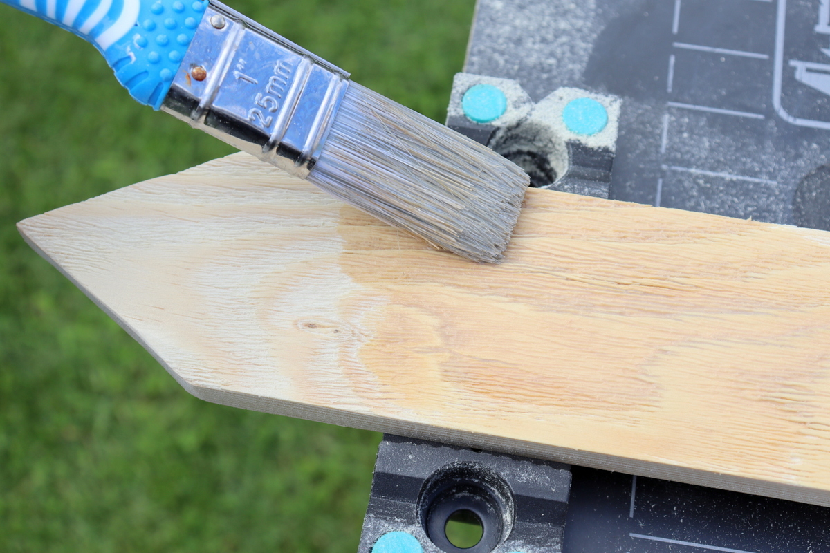 selbstgebauter Wegweiser aus Holz (Schild) für den Garten - DIY