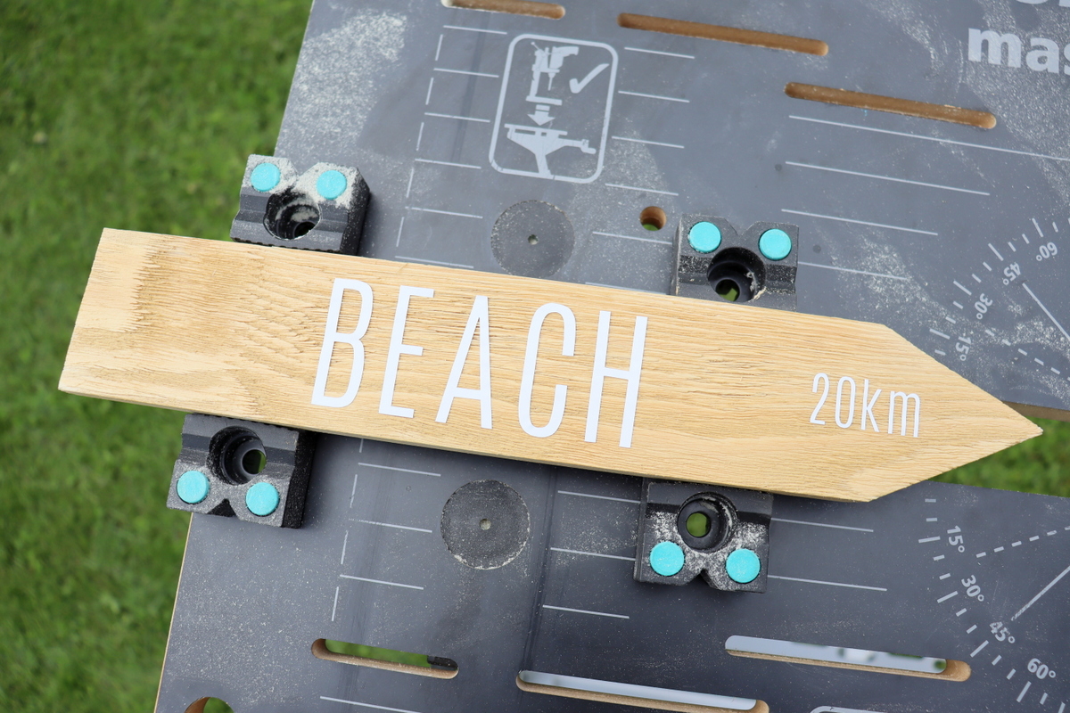 selbstgebauter Wegweiser aus Holz (Schild) für den Garten - DIY