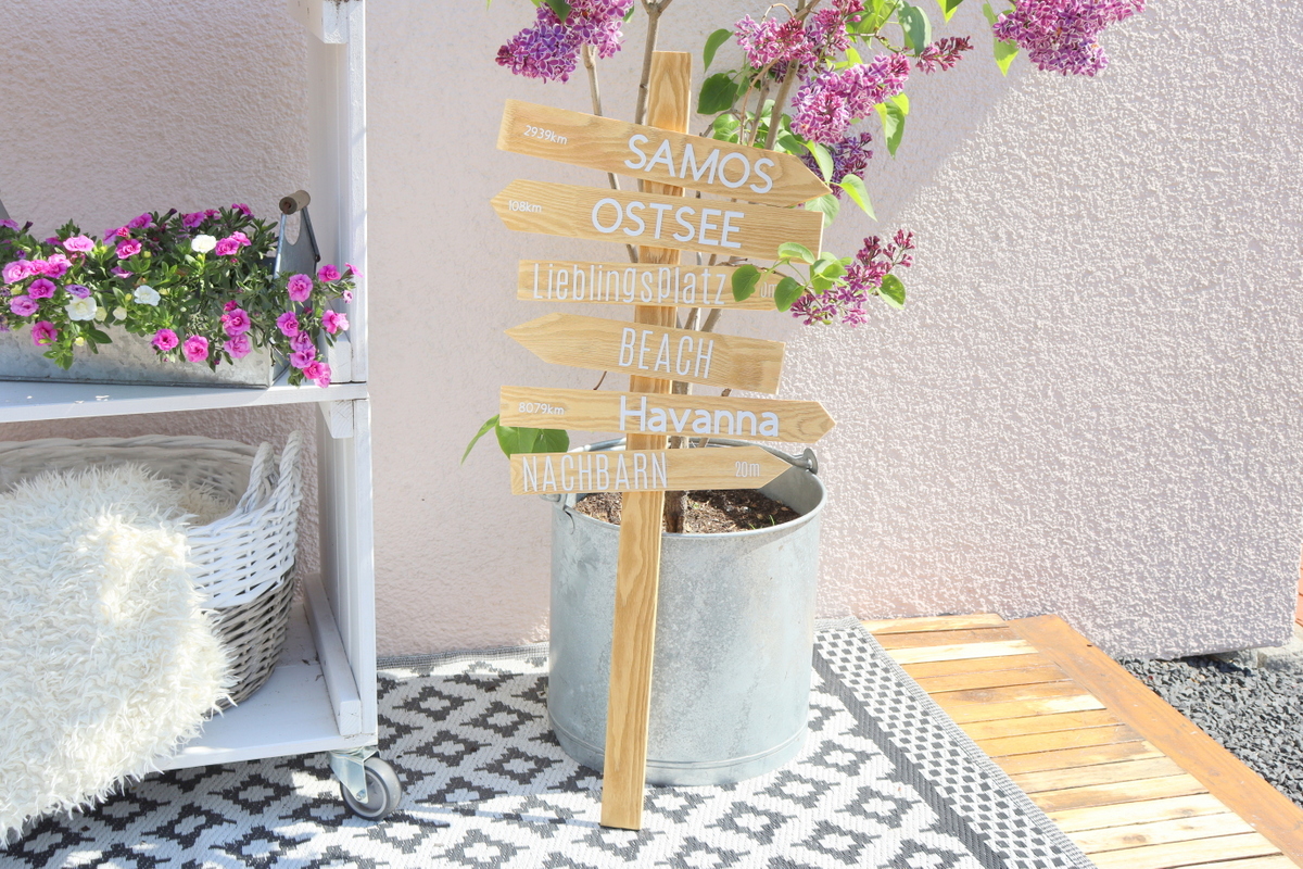 selbstgebauter Wegweiser aus Holz (Schild) für den Garten - DIY