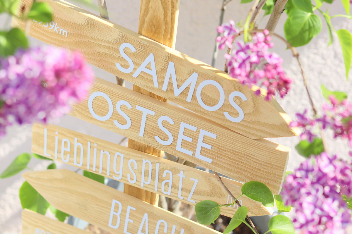 selbstgebauter Wegweiser aus Holz (Schild) für den Garten - DIY