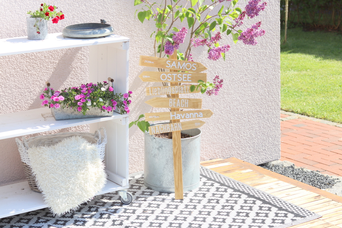selbstgebauter Wegweiser aus Holz (Schild) für den Garten - DIY
