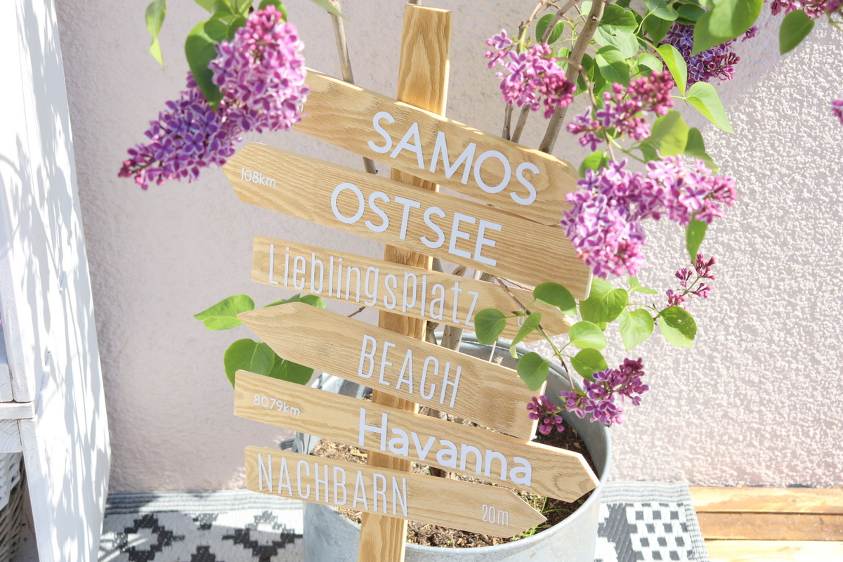 selbstgebauter Wegweiser aus Holz (Schild) für den Garten - DIY