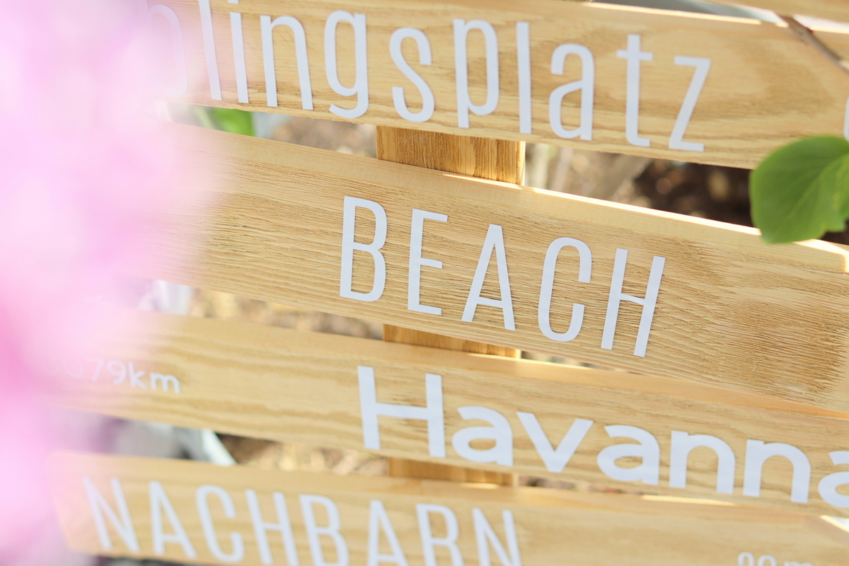 selbstgebauter Wegweiser aus Holz (Schild) für den Garten - DIY