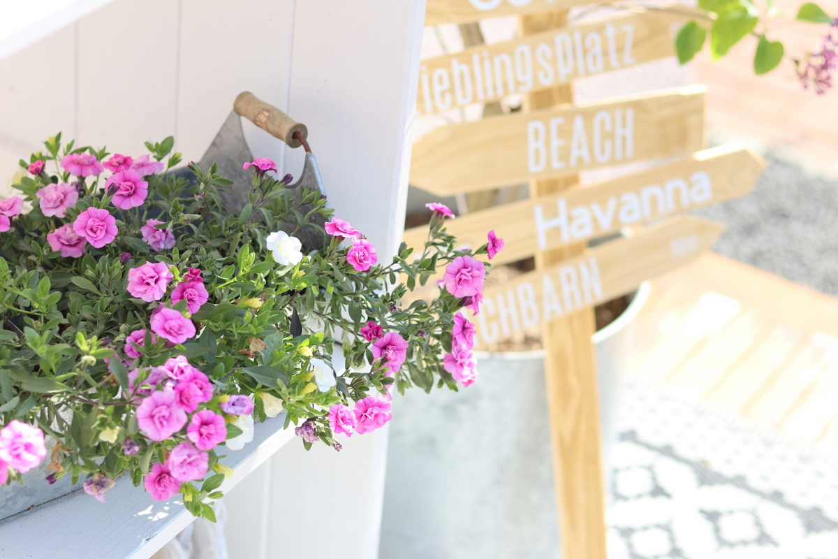 selbstgebauter Wegweiser aus Holz (Schild) für den Garten - DIY