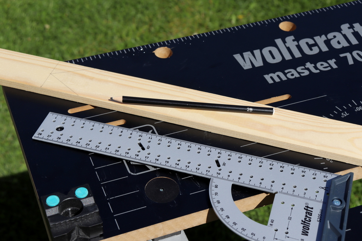 selbstgebauter Wegweiser aus Holz (Schild) für den Garten - DIY