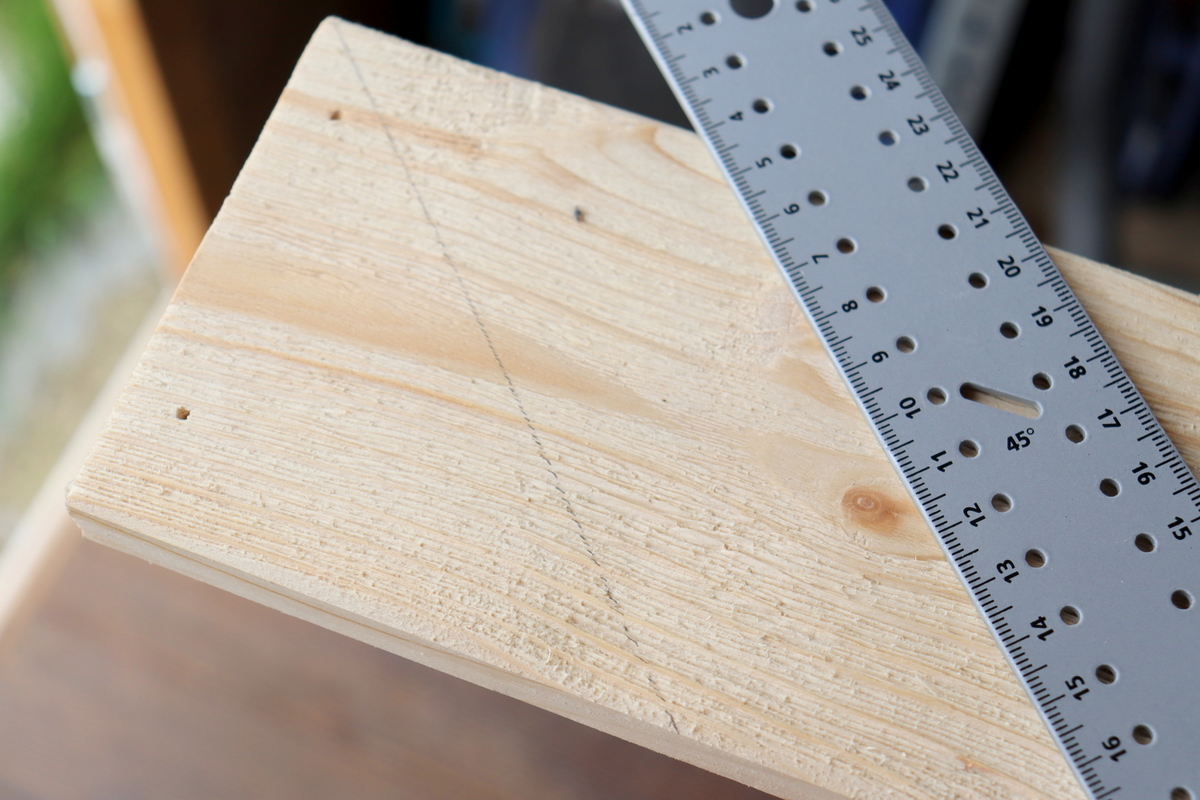 DIY Holz selber altern lassen mit Holz-Struktur-Bürste und Farbe und daraus einen Spiegel bauen