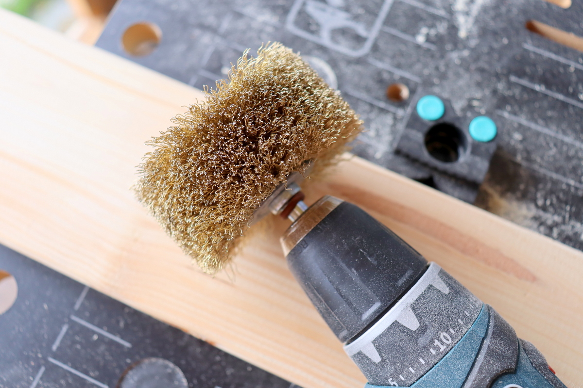 DIY Holz selber altern lassen mit Holz-Struktur-Bürste und Farbe und daraus einen Spiegel bauen