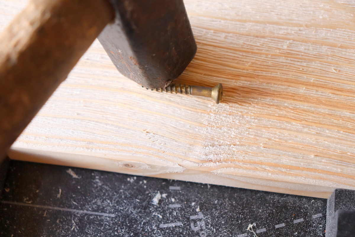 DIY Holz selber altern lassen mit Holz-Struktur-Bürste und Farbe und daraus einen Spiegel bauen