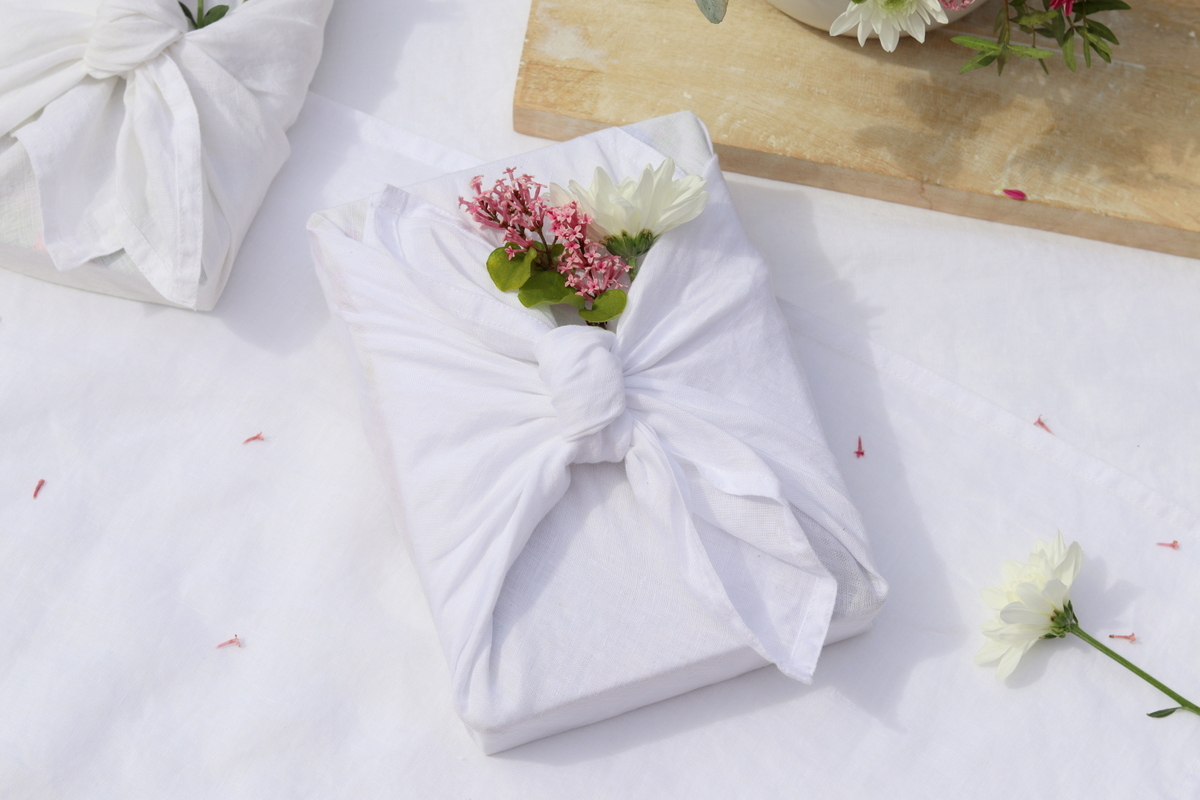DIY - Geschenke nachhaltig mit Stoff und Blumen verpackt - eine kreative Geschenkidee