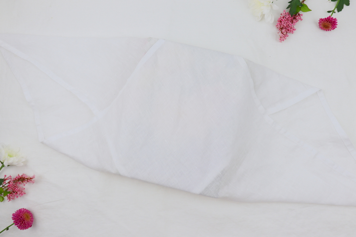 DIY - Geschenke nachhaltig mit Stoff und Blumen verpackt - eine kreative Geschenkidee