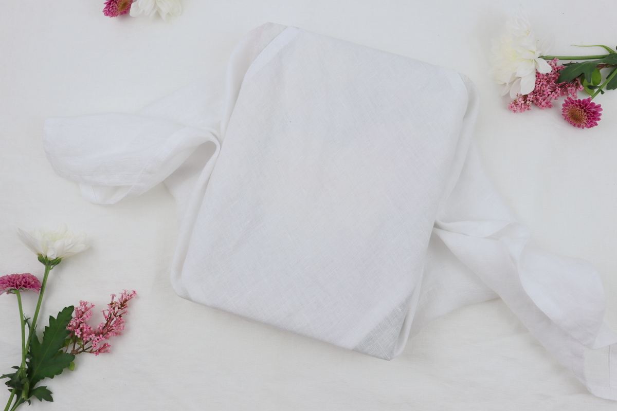 DIY - Geschenke nachhaltig mit Stoff und Blumen verpackt - eine kreative Geschenkidee