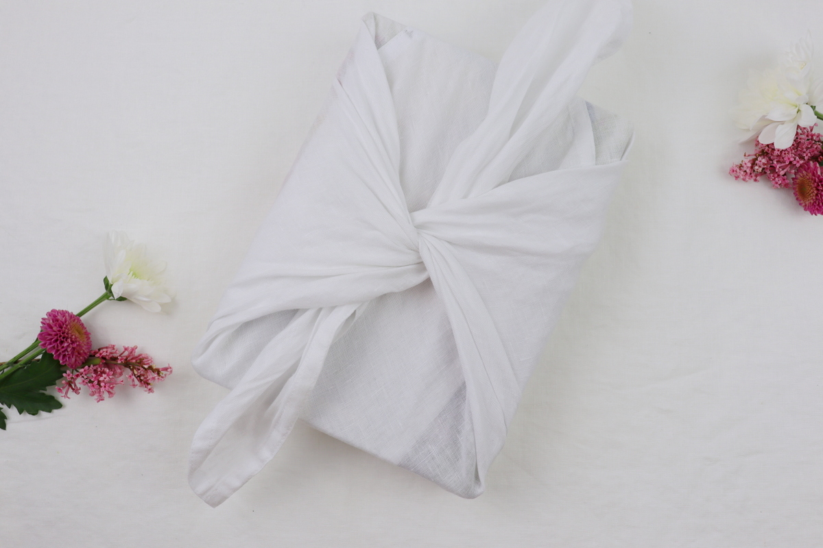 DIY - Geschenke nachhaltig mit Stoff und Blumen verpackt - eine kreative Geschenkidee