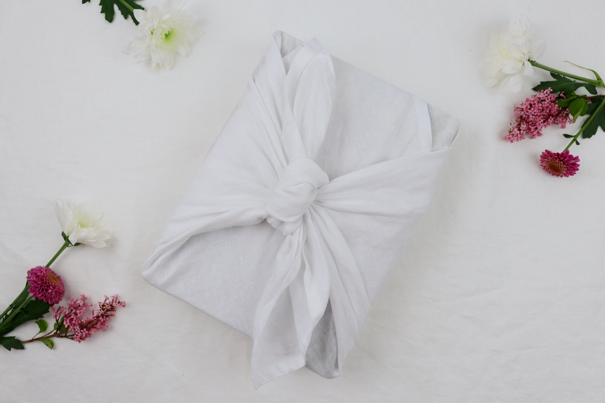 DIY - Geschenke nachhaltig mit Stoff und Blumen verpackt - eine kreative Geschenkidee