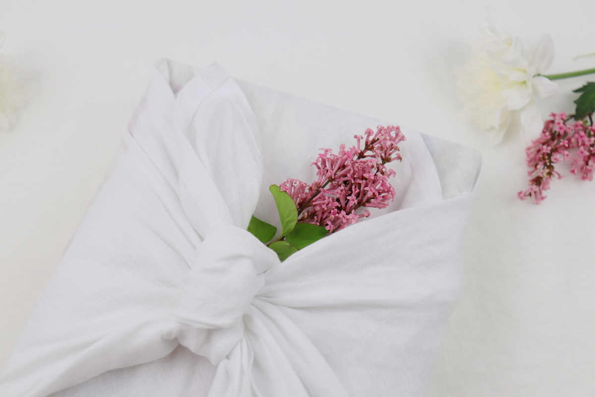DIY - Geschenke nachhaltig mit Stoff und Blumen verpackt - eine kreative Geschenkidee