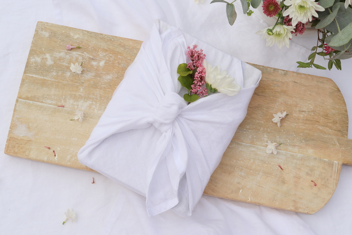 DIY - Geschenke nachhaltig mit Stoff und Blumen verpackt - eine kreative Geschenkidee