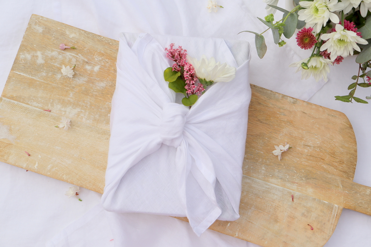 DIY - Geschenke nachhaltig mit Stoff und Blumen verpackt - eine kreative Geschenkidee