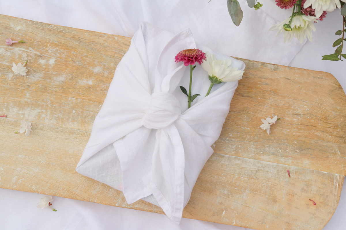 DIY - Geschenke nachhaltig mit Stoff und Blumen verpackt - eine kreative Geschenkidee