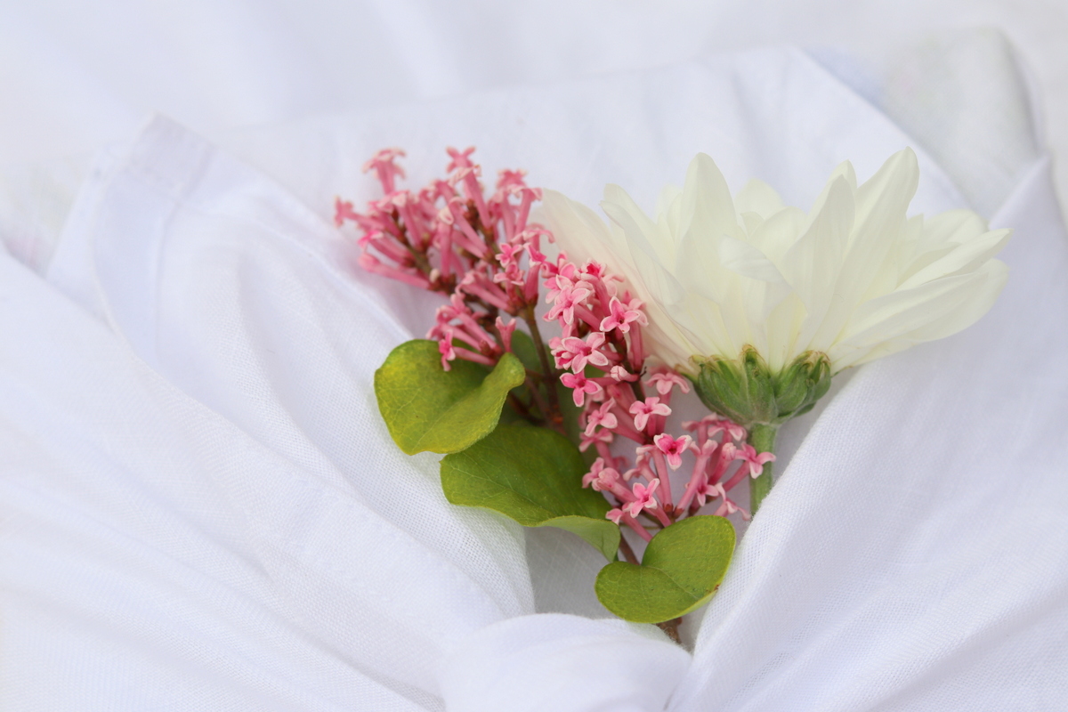 DIY - Geschenke nachhaltig mit Stoff und Blumen verpackt - eine kreative Geschenkidee