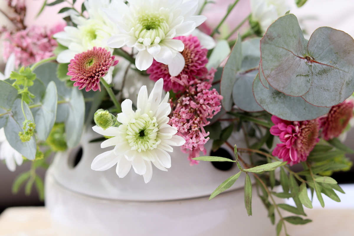DIY - Geschenke nachhaltig mit Stoff und Blumen verpackt - eine kreative Geschenkidee