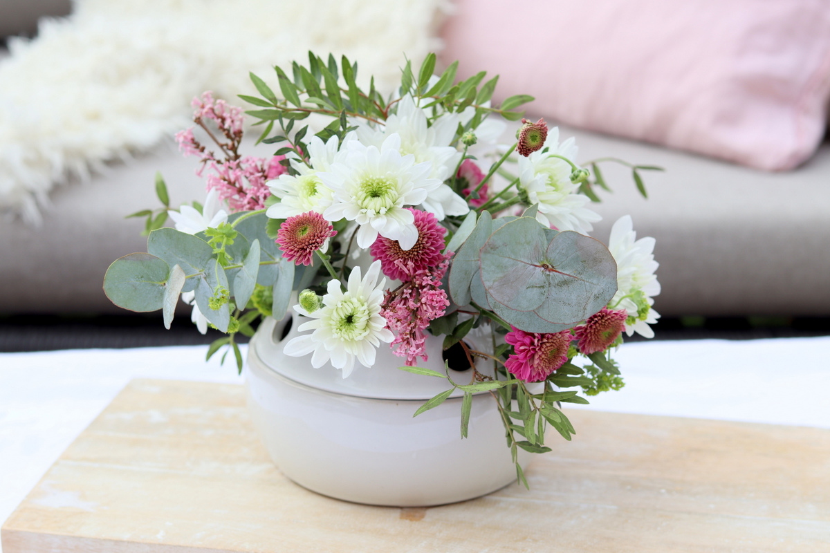 DIY - Geschenke nachhaltig mit Stoff und Blumen verpackt - eine kreative Geschenkidee