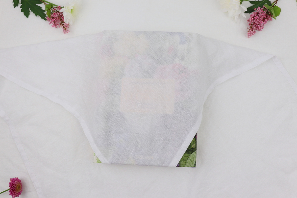 DIY - Geschenke nachhaltig mit Stoff und Blumen verpackt - eine kreative Geschenkidee