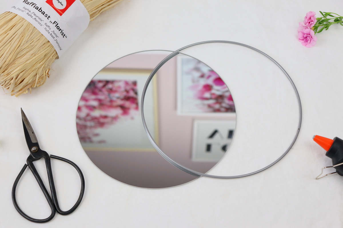 DIY - selbstgemachter runder Spiegel mit Raffia / Bast im Boho-Stil