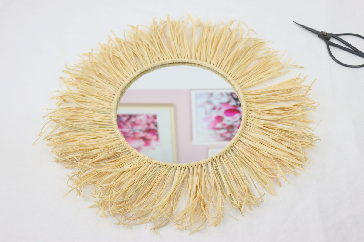 DIY - selbstgemachter runder Spiegel mit Raffia / Bast im Boho-Stil