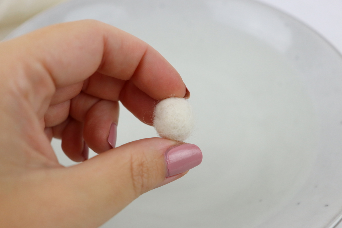 DIY Anleitung - Kugeln aus Filz selber machen und Filzeicheln basteln