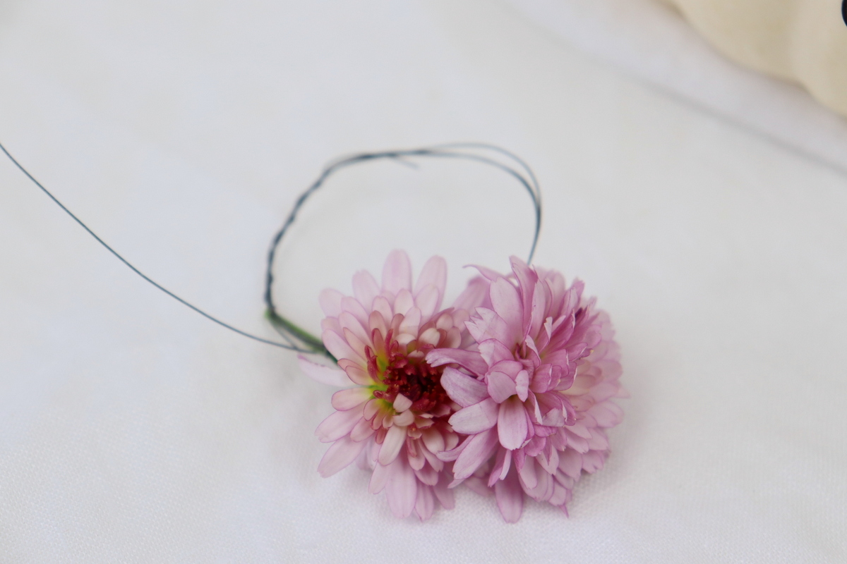 DIY Anleitung - aus einem Kürbis einen Kerzenhalter einfach selber machen und mit dem Plotter und Blumen verzieren