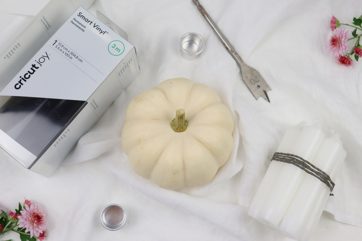 DIY Anleitung - aus einem Kürbis einen Kerzenhalter einfach selber machen und mit dem Plotter und Blumen verzieren