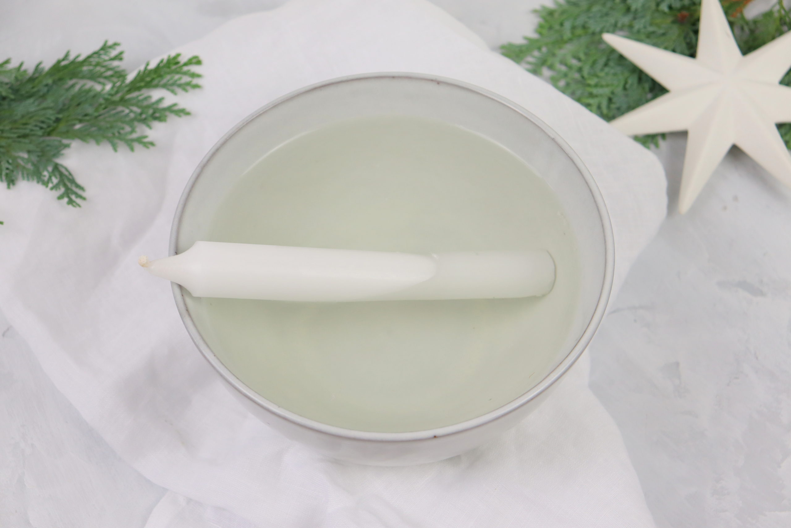 DIY selbstgemachter Kerzenständer im skandinavischen Stil mit Anleitung zum Kerzen drehen