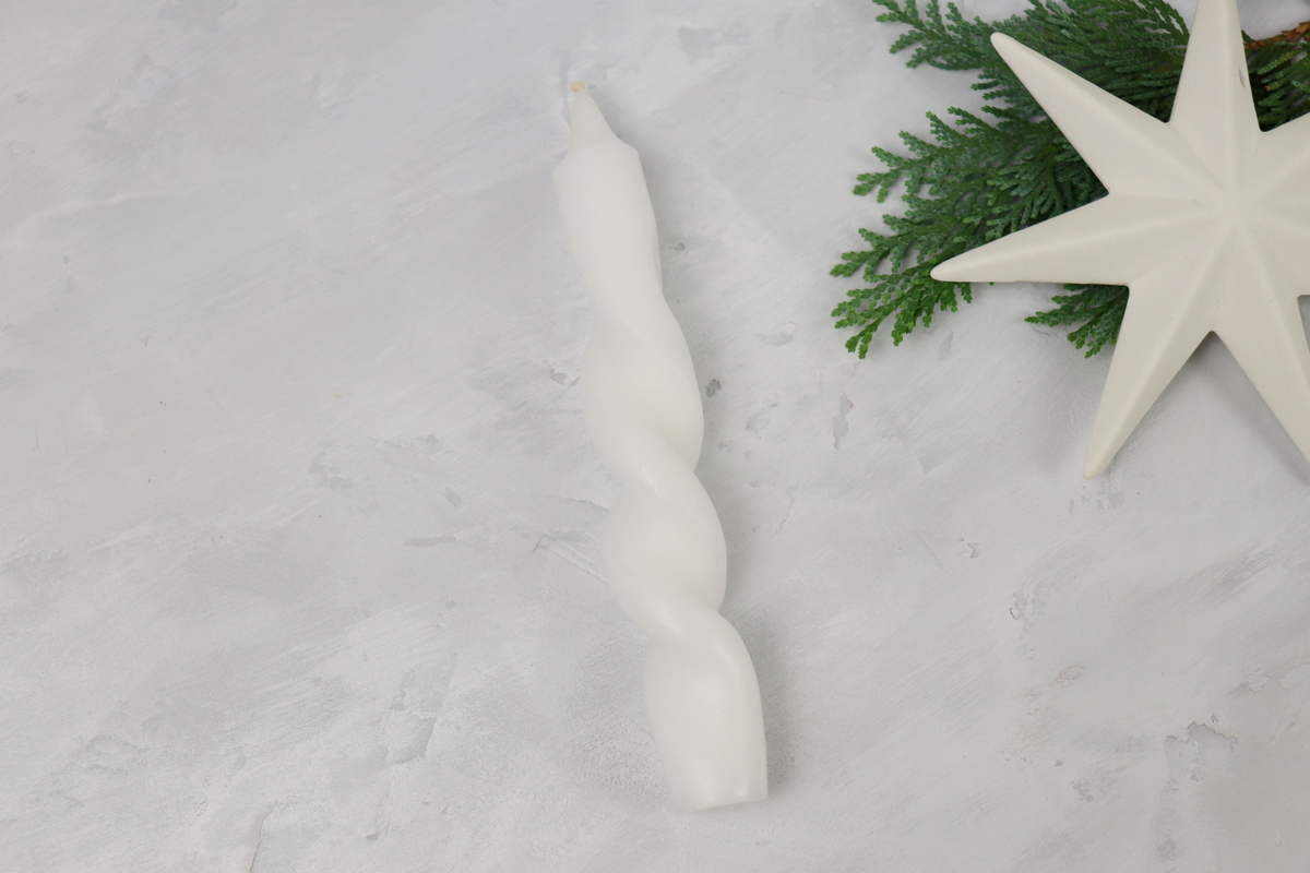 DIY selbstgemachter Kerzenständer im skandinavischen Stil mit Anleitung zum Kerzen drehen