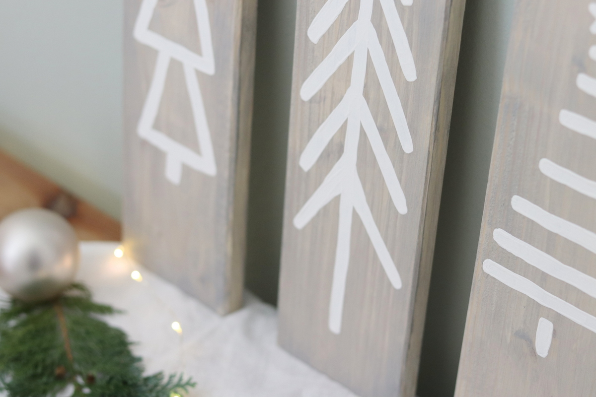 DIY selbstgemachte weihnachtliche Schilder aus Holz im Skandi Stil