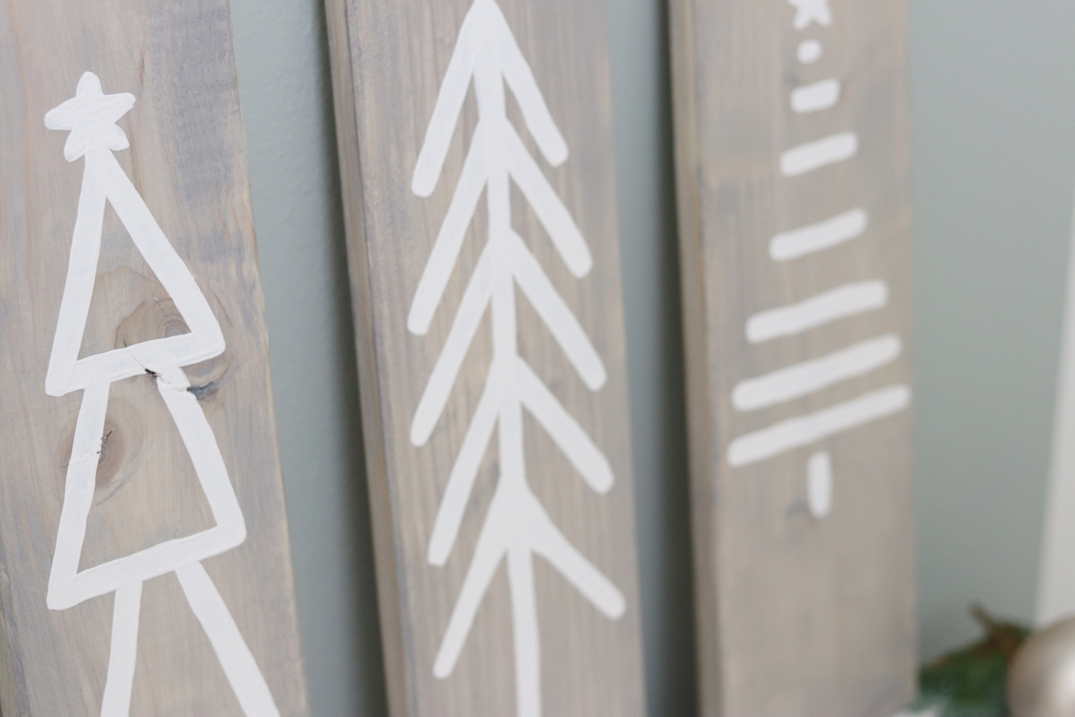 DIY selbstgemachte weihnachtliche Schilder aus Holz im Skandi Stil