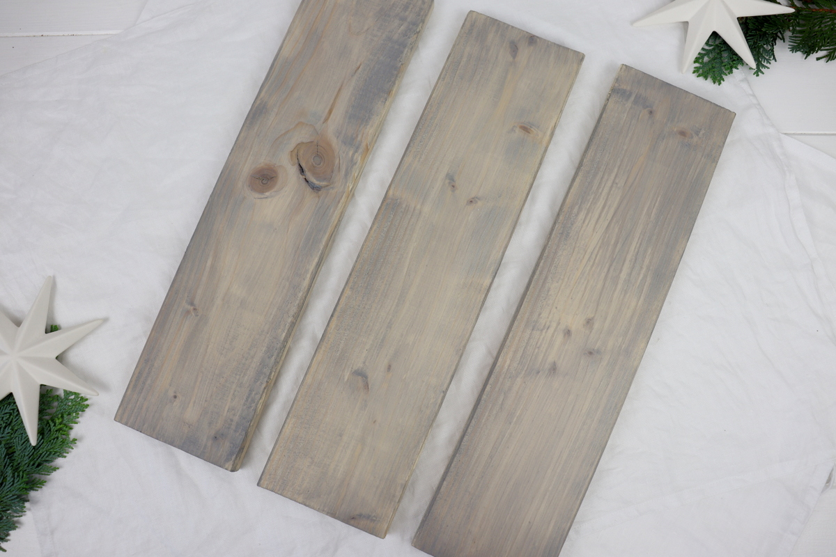 DIY selbstgemachte weihnachtliche Schilder aus Holz im Skandi Stil