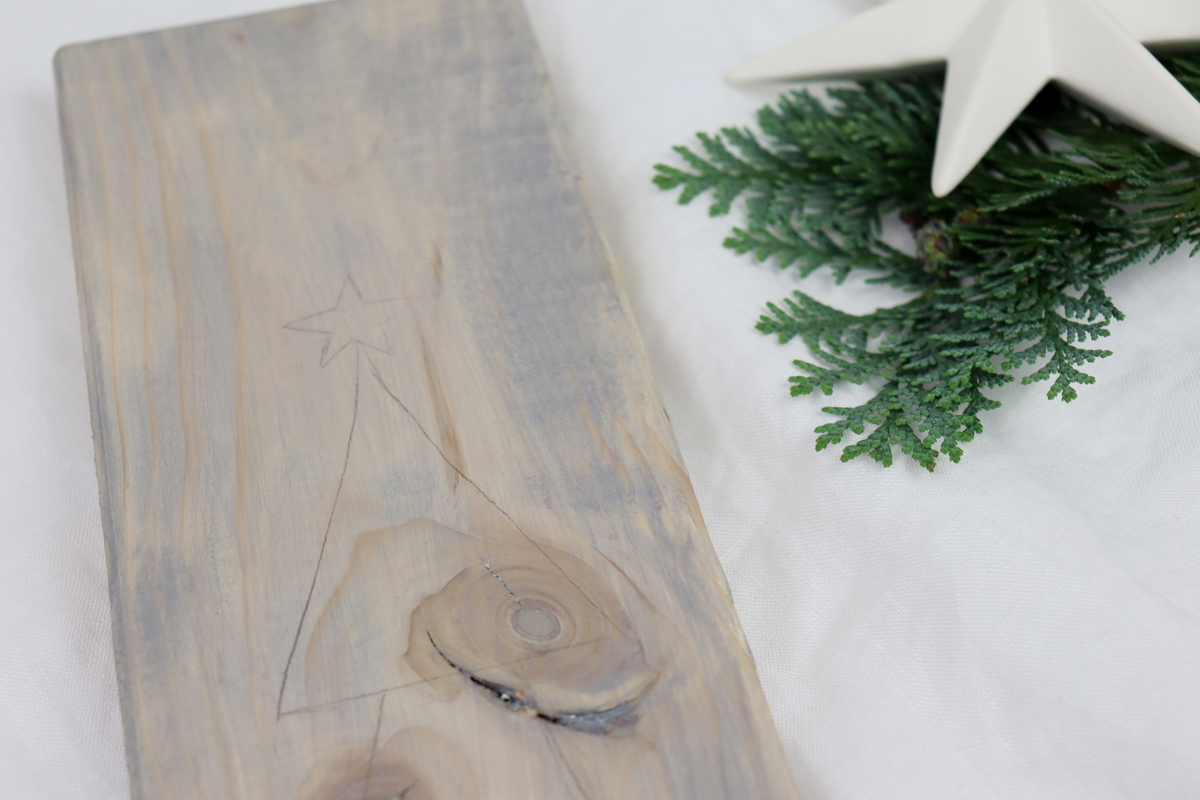DIY selbstgemachte weihnachtliche Schilder aus Holz im Skandi Stil
